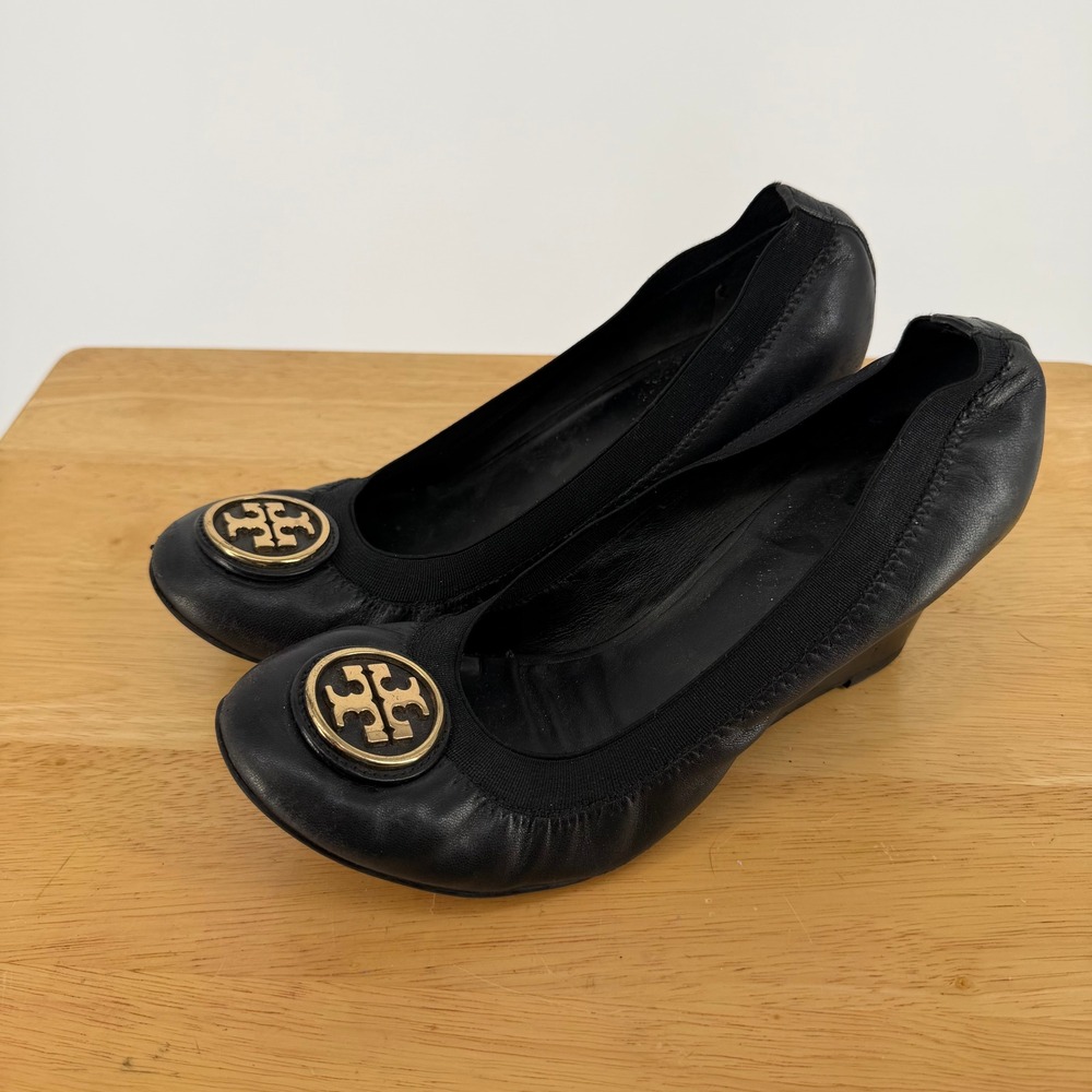 Tory Burch Sally Wedge Pumps Womens 8 Black Gold Medallion Professional Shoes